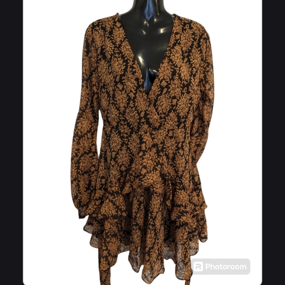 Flowy Dress with Ruffled lower half - Picture 7 of 7